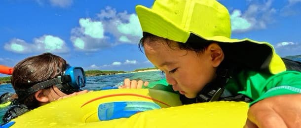 貸切ボートで無人島へ向かう