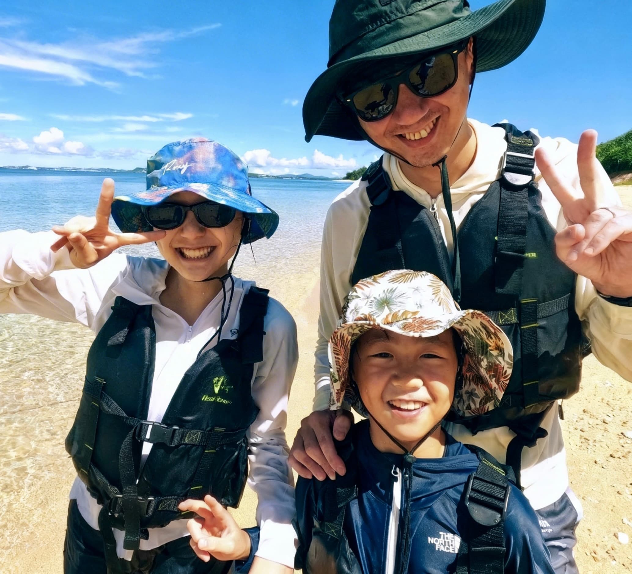 無人島ビーチで笑顔のファミリー