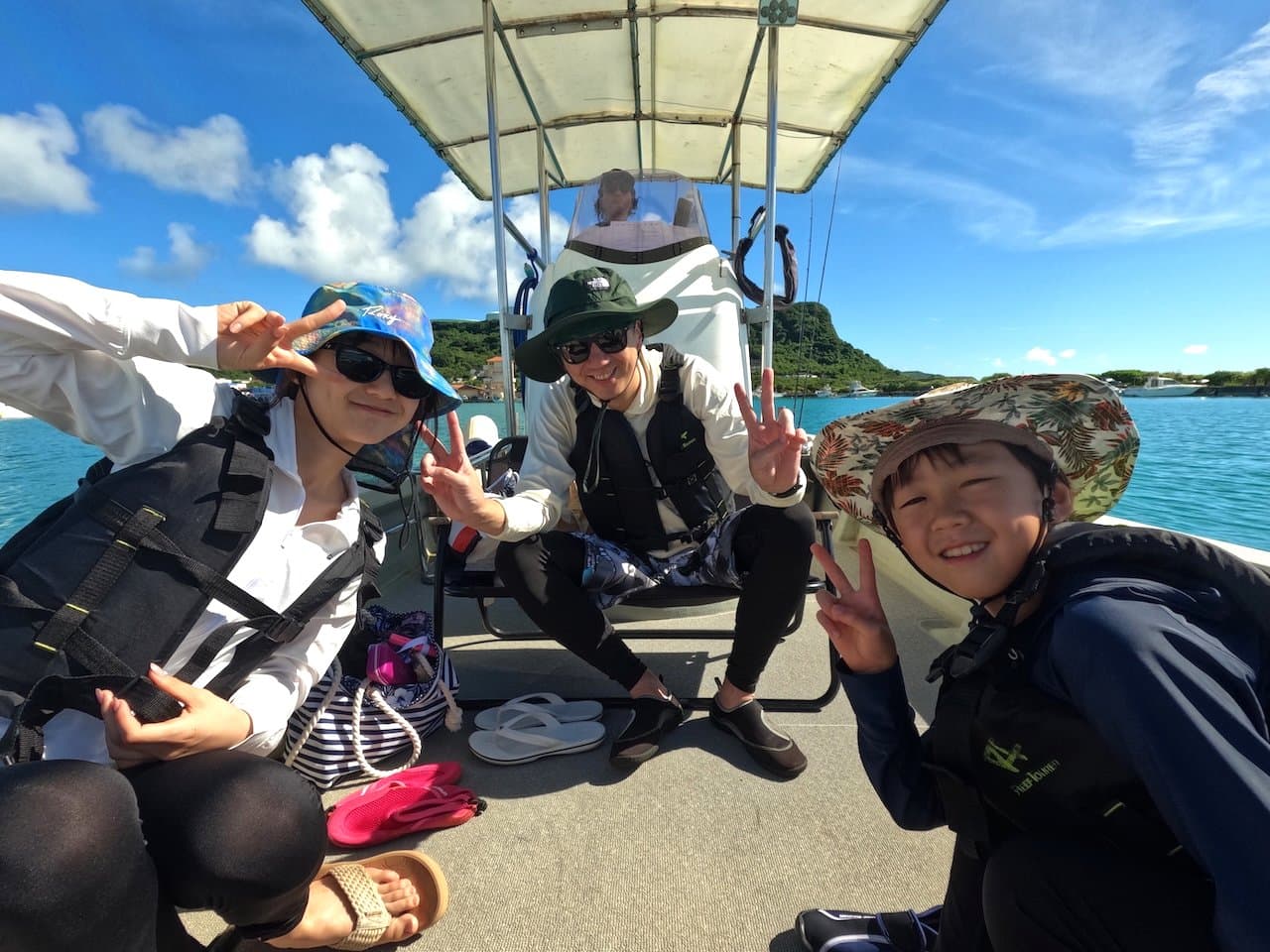 沖縄・浜比嘉島で家族と海遊び