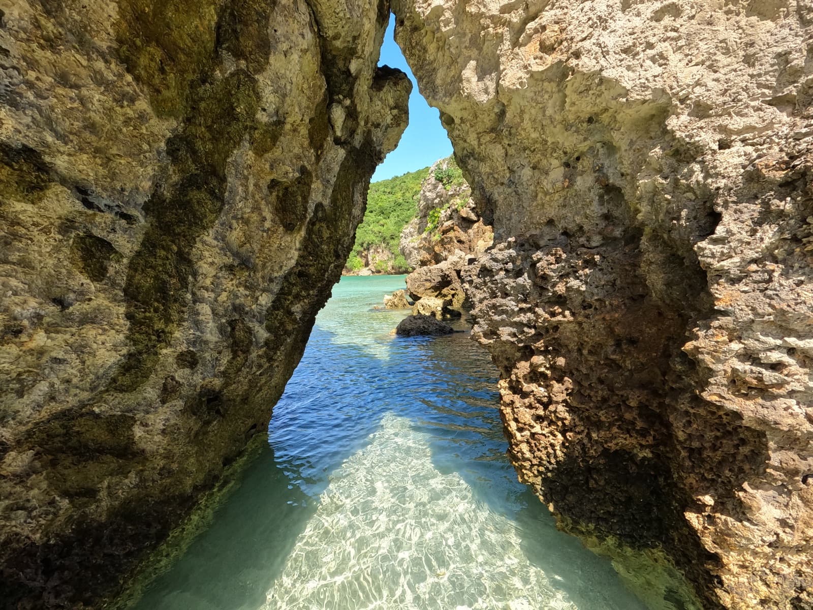 シルミチュービーチの岩場 — 浜比嘉島南側